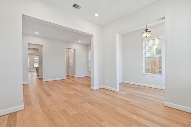 2519 S Houston Avenue, Pearland, TX 77581