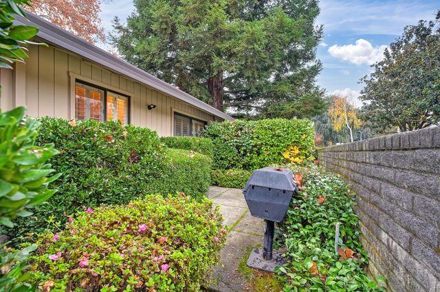 1106 Commons Dr, Sacramento, CA 95825