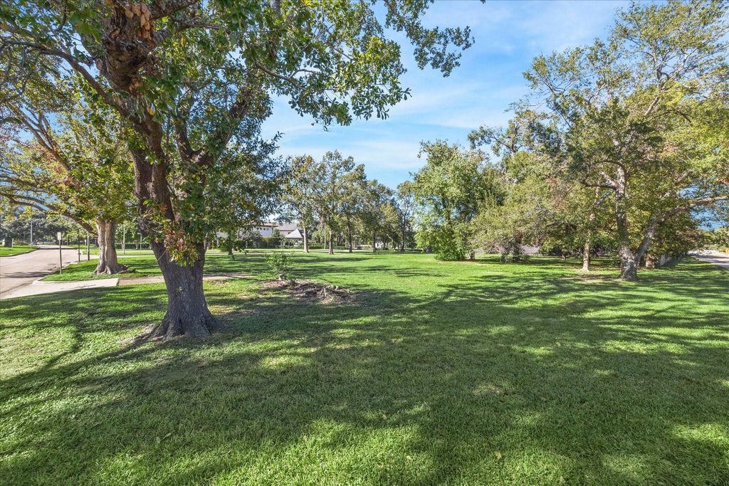 695 Rocky River Road, Houston, TX 77056