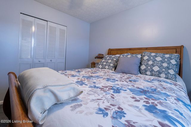 163 Blossom Rd, Louisville, KY 40229