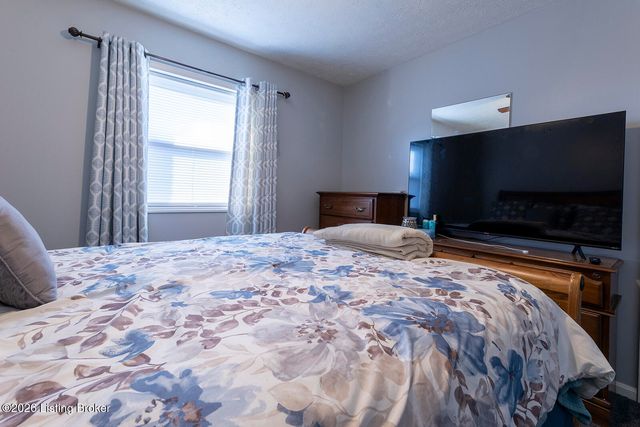 163 Blossom Rd, Louisville, KY 40229