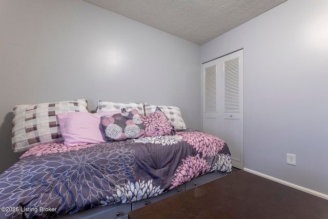 163 Blossom Rd, Louisville, KY 40229