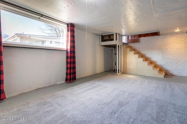 163 Blossom Rd, Louisville, KY 40229