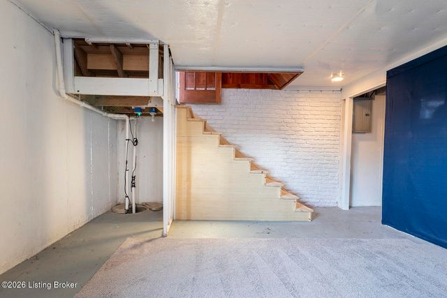 163 Blossom Rd, Louisville, KY 40229