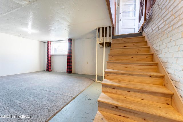 163 Blossom Rd, Louisville, KY 40229