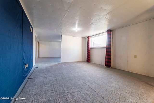 163 Blossom Rd, Louisville, KY 40229