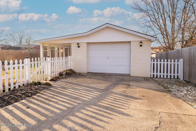 163 Blossom Rd, Louisville, KY 40229