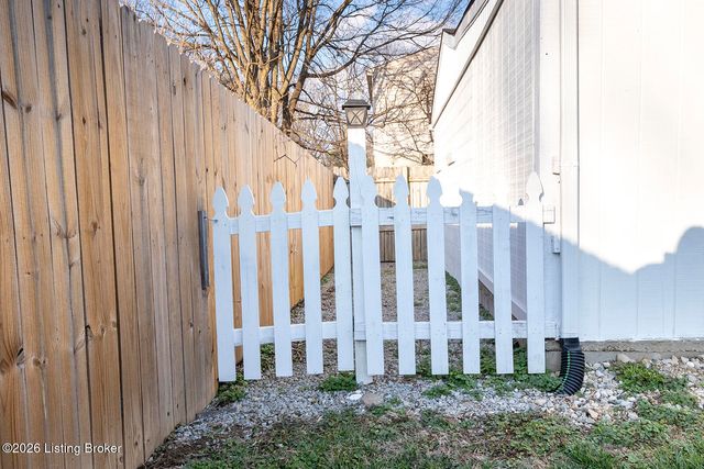 163 Blossom Rd, Louisville, KY 40229