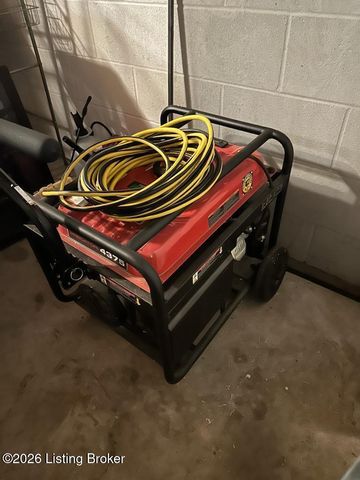 163 Blossom Rd, Louisville, KY 40229