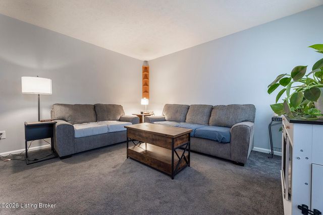 163 Blossom Rd, Louisville, KY 40229