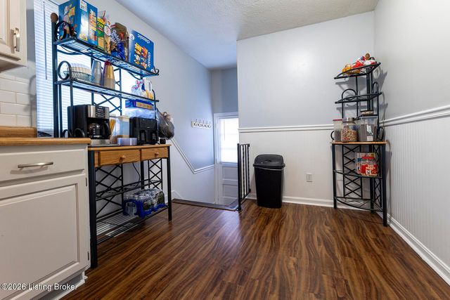 163 Blossom Rd, Louisville, KY 40229