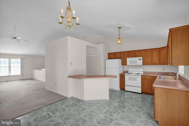 10 CREEKSIDE DR, Millersville, PA 17551