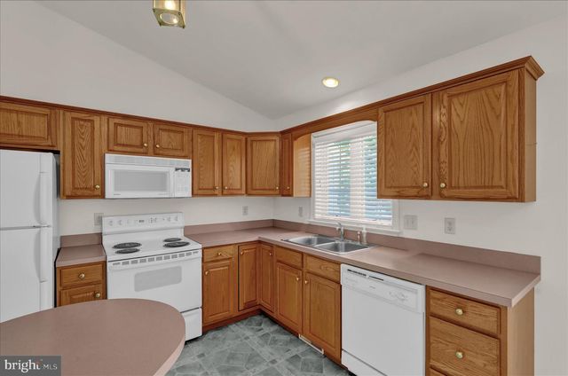 10 CREEKSIDE DR, Millersville, PA 17551