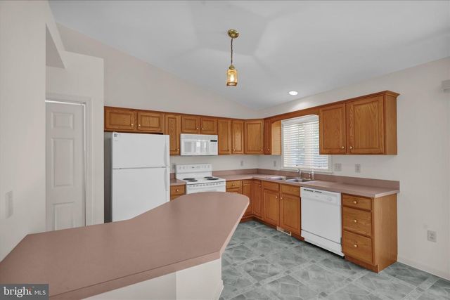 10 CREEKSIDE DR, Millersville, PA 17551