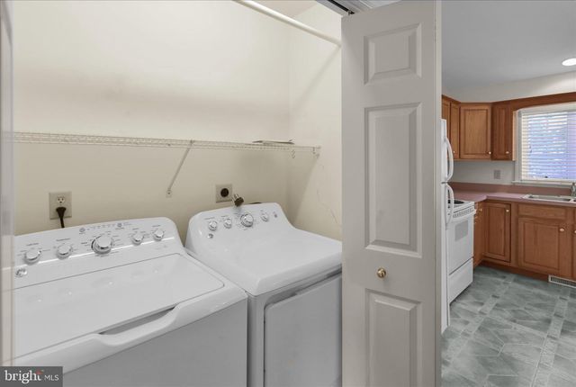 10 CREEKSIDE DR, Millersville, PA 17551