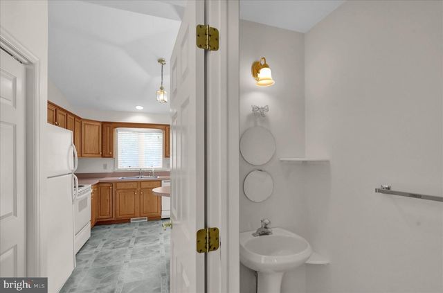 10 CREEKSIDE DR, Millersville, PA 17551