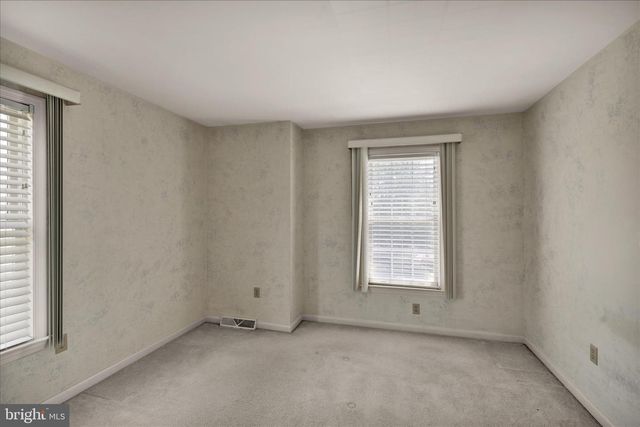 10 CREEKSIDE DR, Millersville, PA 17551
