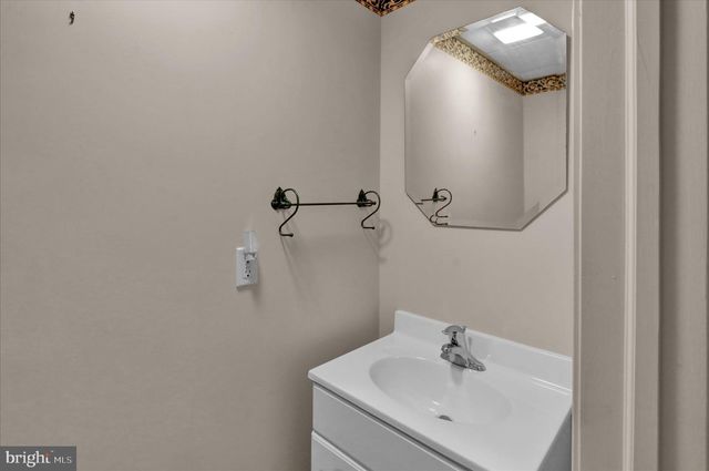 10 CREEKSIDE DR, Millersville, PA 17551
