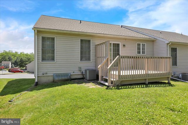 10 CREEKSIDE DR, Millersville, PA 17551