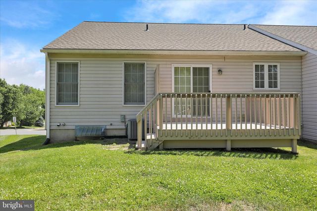 10 CREEKSIDE DR, Millersville, PA 17551