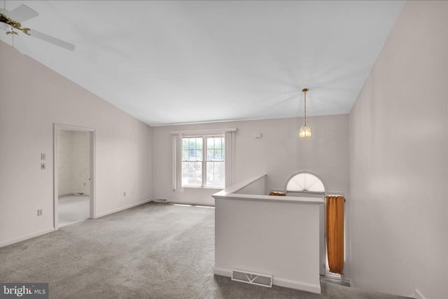 10 CREEKSIDE DR, Millersville, PA 17551