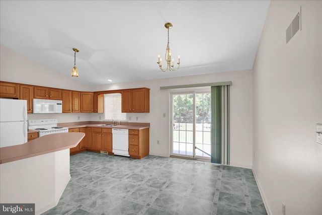 10 CREEKSIDE DR, Millersville, PA 17551