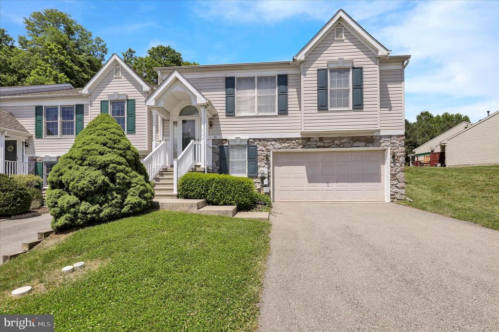 10 CREEKSIDE DR, Millersville, PA 17551
