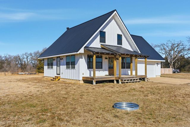 1045 N Oliver Rd, Belle Plaine, KS 67013