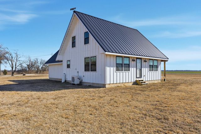 1045 N Oliver Rd, Belle Plaine, KS 67013