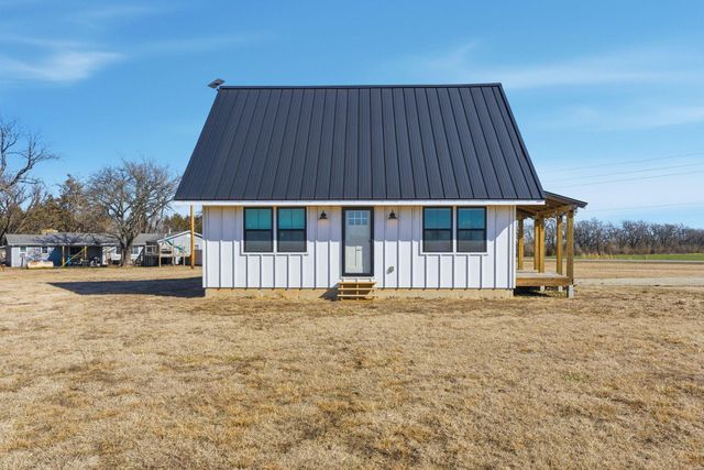 1045 N Oliver Rd, Belle Plaine, KS 67013