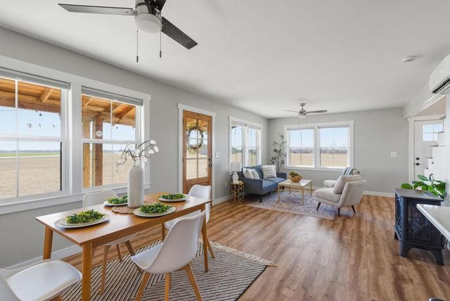 1045 N Oliver Rd, Belle Plaine, KS 67013