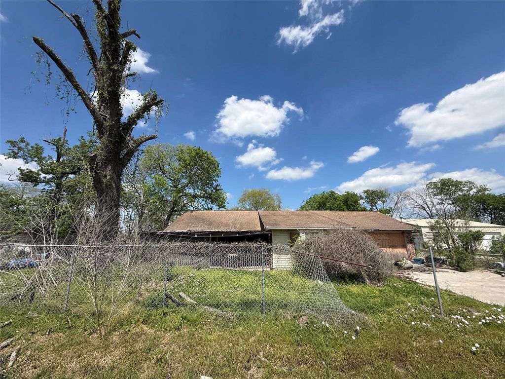 16127 Long, Houston, TX 77044