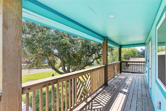 1123 S Fuqua St, Rockport, TX 78382