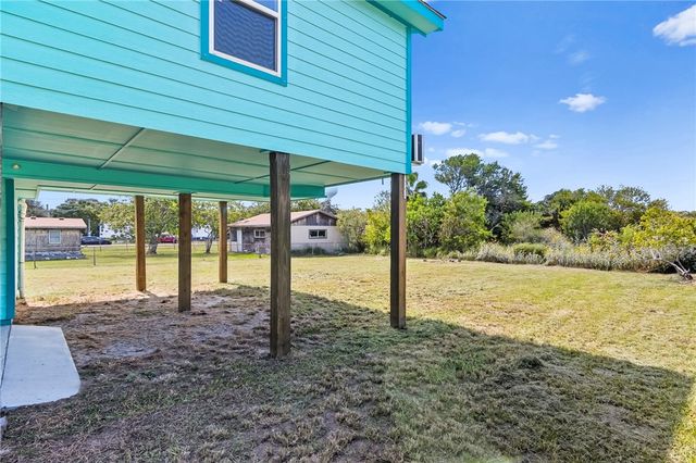 1123 S Fuqua St, Rockport, TX 78382