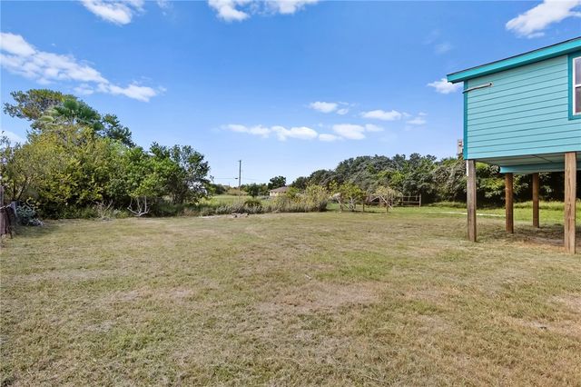 1123 S Fuqua St, Rockport, TX 78382