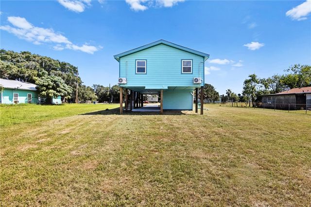 1123 S Fuqua St, Rockport, TX 78382
