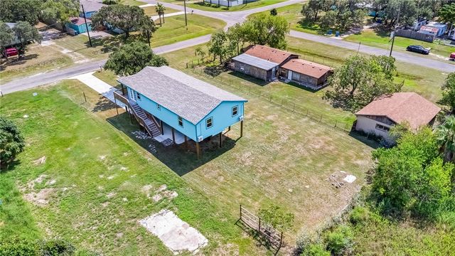 1123 S Fuqua St, Rockport, TX 78382