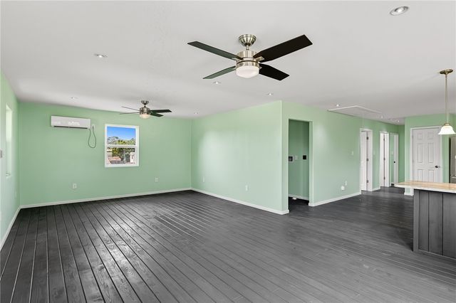 1123 S Fuqua St, Rockport, TX 78382