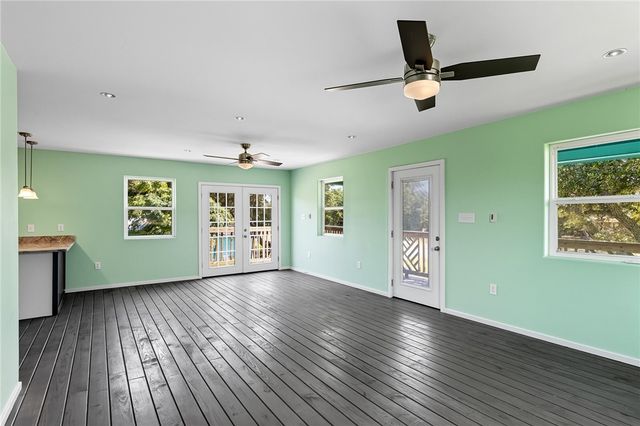 1123 S Fuqua St, Rockport, TX 78382