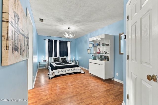 5003 Middlesex Dr, Louisville, KY 40245