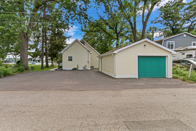 41607 N Lotus Avenue, Antioch, IL 60002