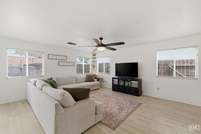 4301 Pacific Grove Court, Bakersfield, CA 93312