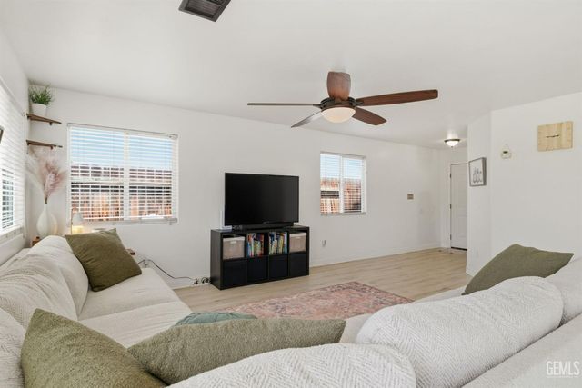 4301 Pacific Grove Court, Bakersfield, CA 93312