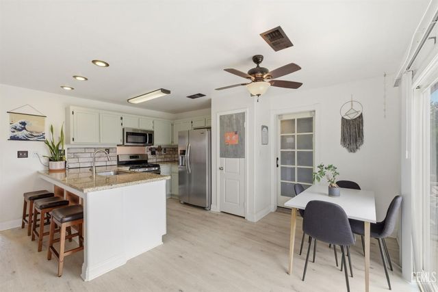 4301 Pacific Grove Court, Bakersfield, CA 93312