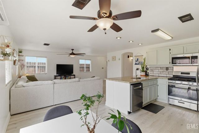 4301 Pacific Grove Court, Bakersfield, CA 93312