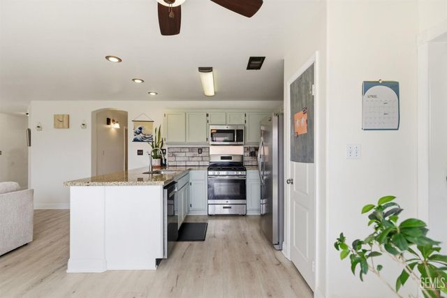 4301 Pacific Grove Court, Bakersfield, CA 93312