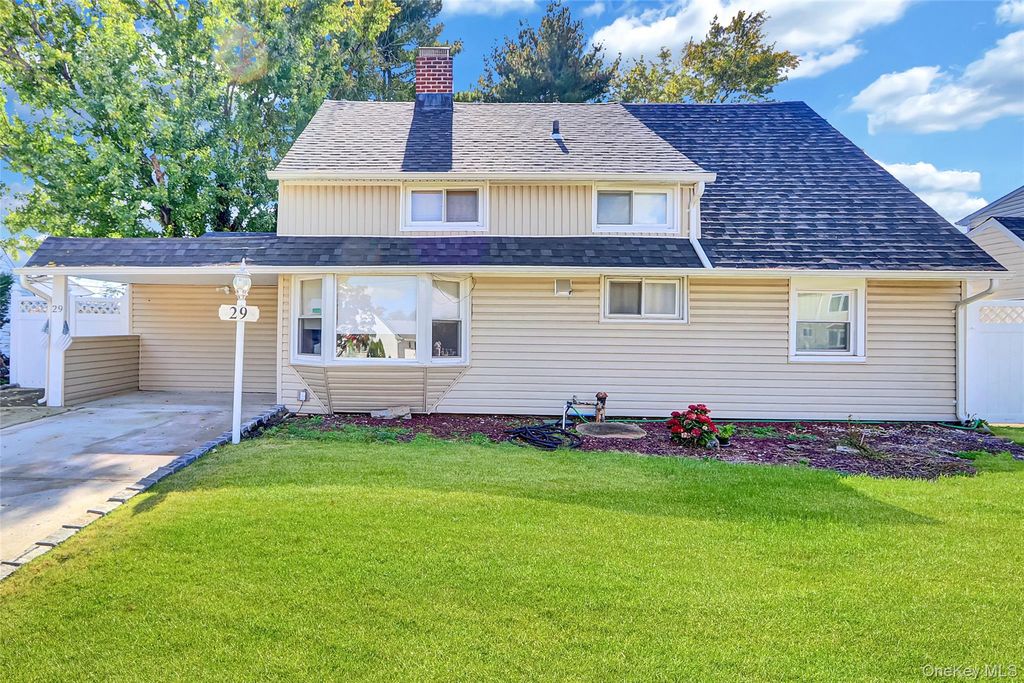 29 Walnut Lane, Hicksville, NY 11801
