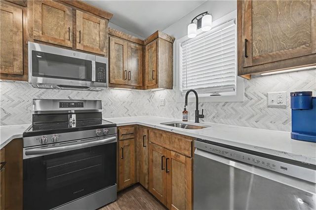 16 M Street, Lake Lotawana, MO 64086