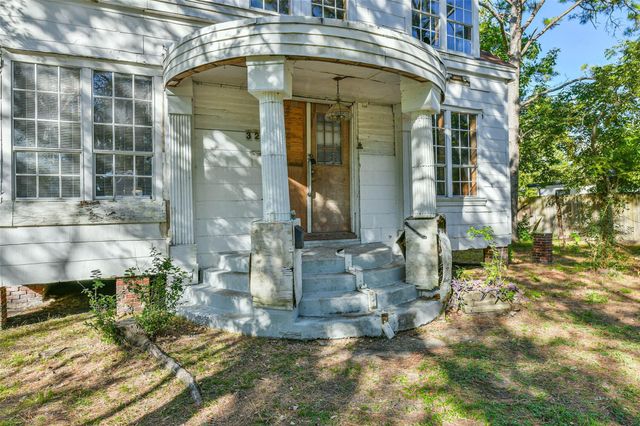 32 11th Avenue N, Texas City, TX 77590