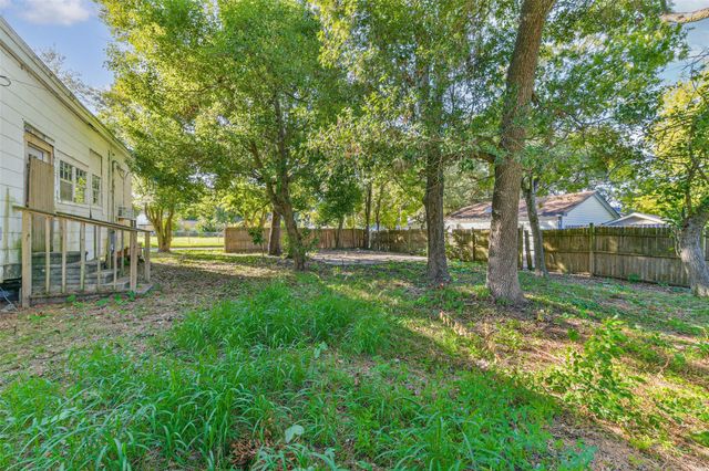 32 11th Avenue N, Texas City, TX 77590